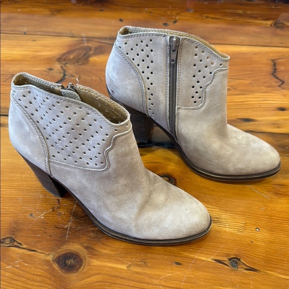 Lucky Brand Gray Tan Ankle Boots Cutout Design and Medium Stacked Heel Size 8.5 - Picture 1 of 10